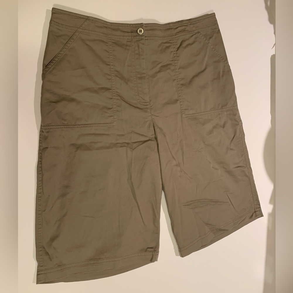 WOMEN’S CHICO’S KHAKI BERMUDA SHORTS.